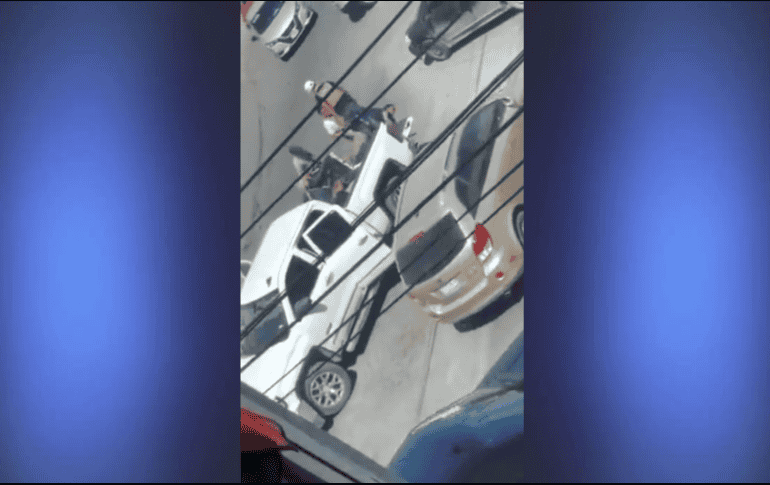 En redes sociales circuló un video en el que se captó el momento en que las víctimas estadounidenses fueron secuestradas por un grupo de hombres armados que los arrastró para subirlas en una caja de una camioneta. ESPECIAL