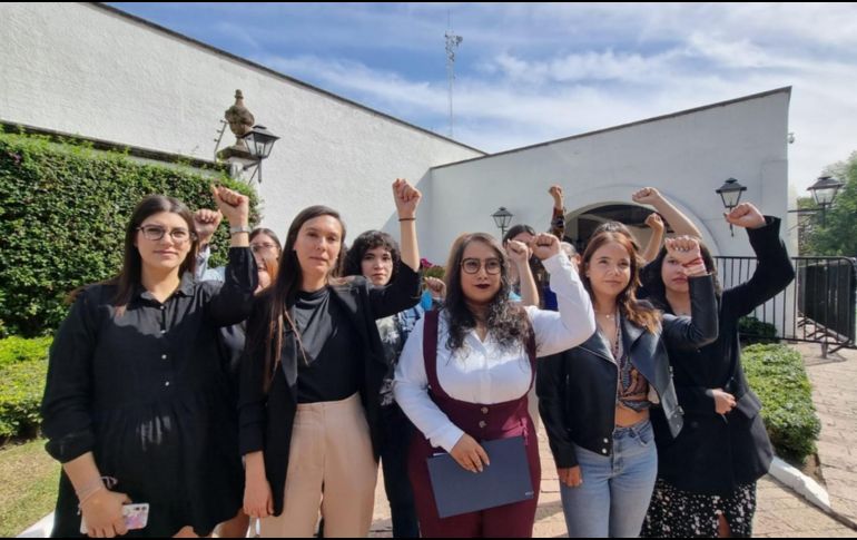 Susana de la Rosa, diputada de Futuro; Verónica Murillo, regidora de Tonalá, e integrantes del partido se presentaron en Casa Jalisco este martes. ESPECIAL