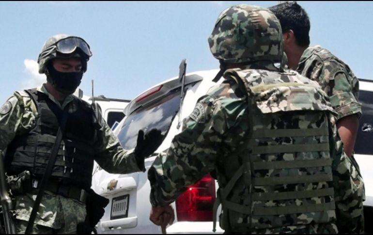 El periodista Antonio Nieto compartió las imágenes que muestran a dos de los estadounidenses mientras reciben atención médica. AFP / ARCHIVO