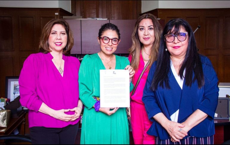 Integrantes de “Foro Plural Jalisco” acudieron al Congreso de Jalisco para entregar un posicionamiento. ESPECIAL