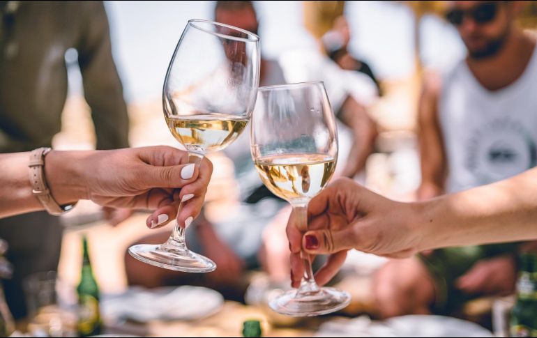 ¡A brindar! por todas las mujeres del mundo. ESPECIAL/Photo by Zan on Unsplash.