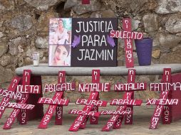 Los muros coloniales de la ciudad de Oaxaca han servido como un lienzo para las consignas pintadas por mujeres que exigen castigo a los feminicidas. EFE/J. Méndez