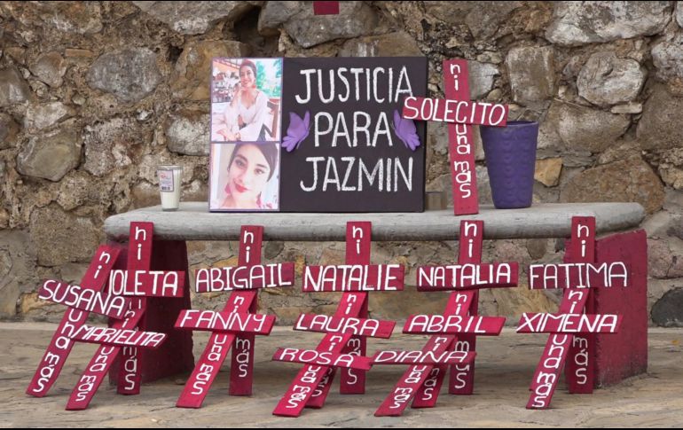 Los muros coloniales de la ciudad de Oaxaca han servido como un lienzo para las consignas pintadas por mujeres que exigen castigo a los feminicidas. EFE/J. Méndez