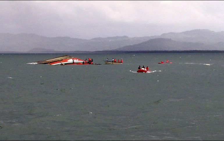 La embarcación transportaba a 40 pasajeros y se logró recuperar a 35 personas con vida. EFE/ARCHIVO