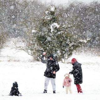 Gran Bretaña amanece sepultada por la nieve; cierran aeropuertos