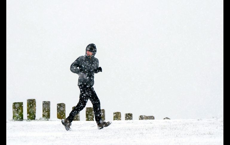 El aguanieve, la nieve y las temperaturas gélidas seguirán afectando la mayor parte del Reino Unido hasta el viernes. AP/J. Giddens
