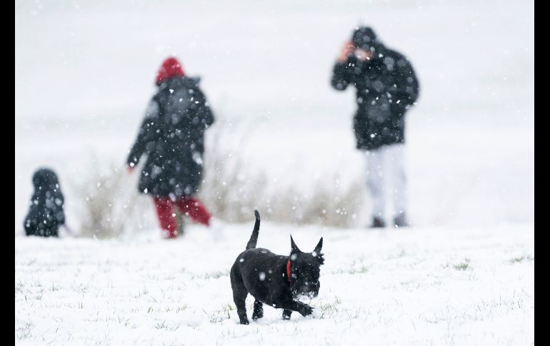 El aguanieve, la nieve y las temperaturas gélidas seguirán afectando la mayor parte del Reino Unido hasta el viernes. AP/J. Giddens