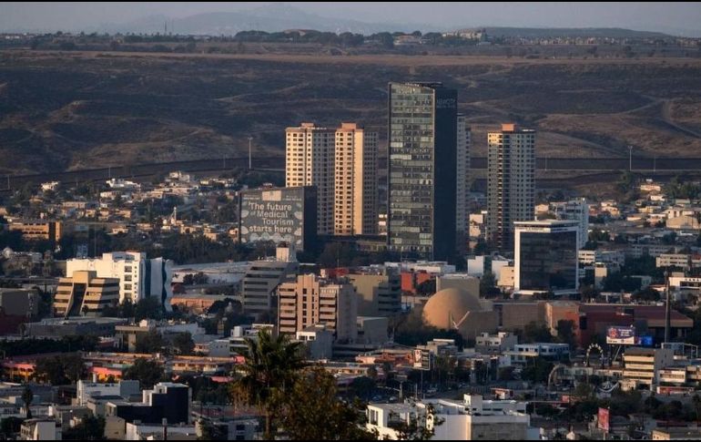 El complejo New City Medical Plaza se encuentra cerca de la valla fronteriza entre México y Estados Unidos en Tijuana, Baja California. AFP VIA GETTY IMAGES