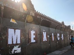 Palacio Nacional permanece con una instalación de vallas ante la marcha del 8 de marzo, Día Internacional de la Mujer. EFE / I. Esquivel