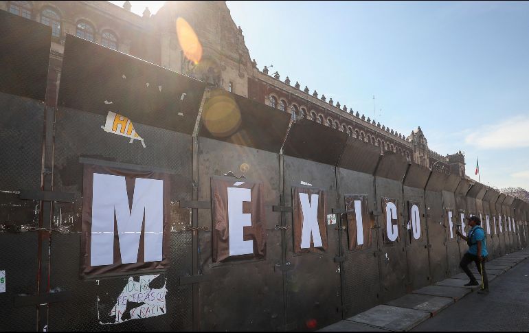 Palacio Nacional permanece con una instalación de vallas ante la marcha del 8 de marzo, Día Internacional de la Mujer. EFE / I. Esquivel