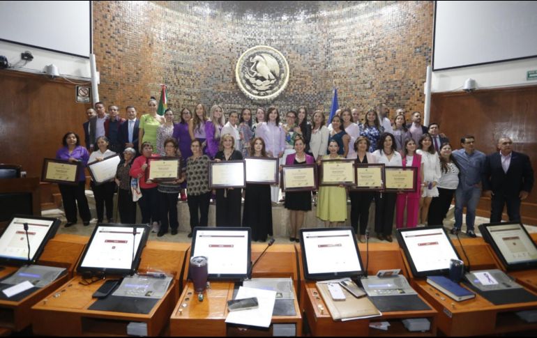 El Congreso de Jalisco entregó el reconocimiento Hermila Galindo Acosta, a ocho mujeres y a la Asociación Civil del Comité Salvemos Temacapulín, Acasico y Palmarejo. EL INFORMADOR/ RODRIGO RIVAS