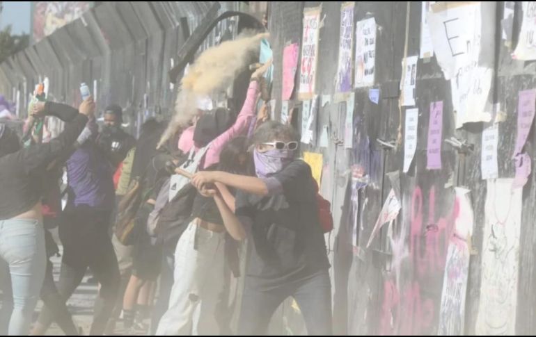 Las feministas lograron doblar una valla. SUN