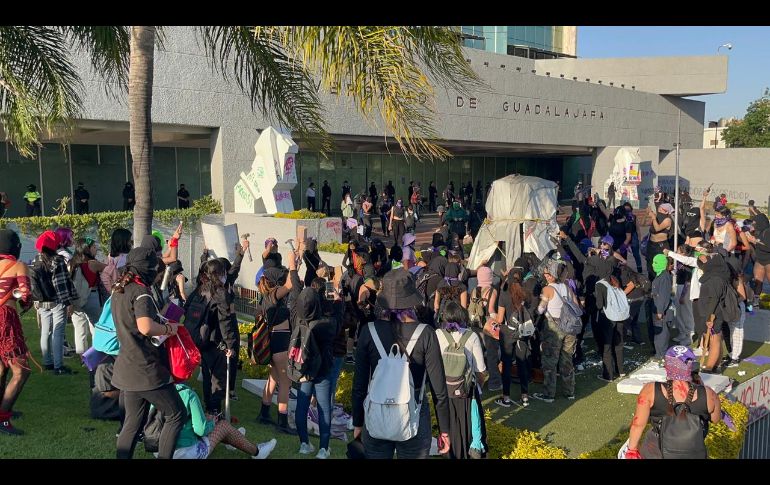 Al momento de pasar por la rectoría de la Universidad de Guadalajara (UdeG), se detuvieron para alzar la voz en contra de la casa de estudios, pues muchas de ellas han sufrido acoso por parte de los docentes. EL INFORMADOR / P. Mendoza