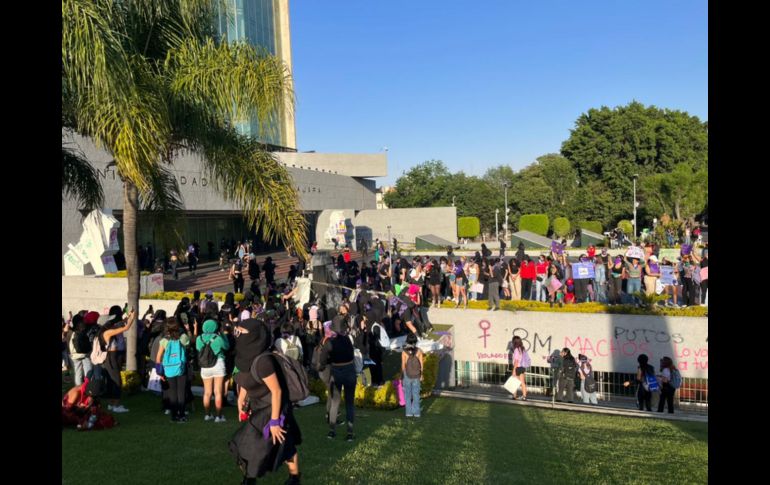 Al momento de pasar por la rectoría de la Universidad de Guadalajara (UdeG), se detuvieron para alzar la voz en contra de la casa de estudios, pues muchas de ellas han sufrido acoso por parte de los docentes. EL INFORMADOR / P. Mendoza