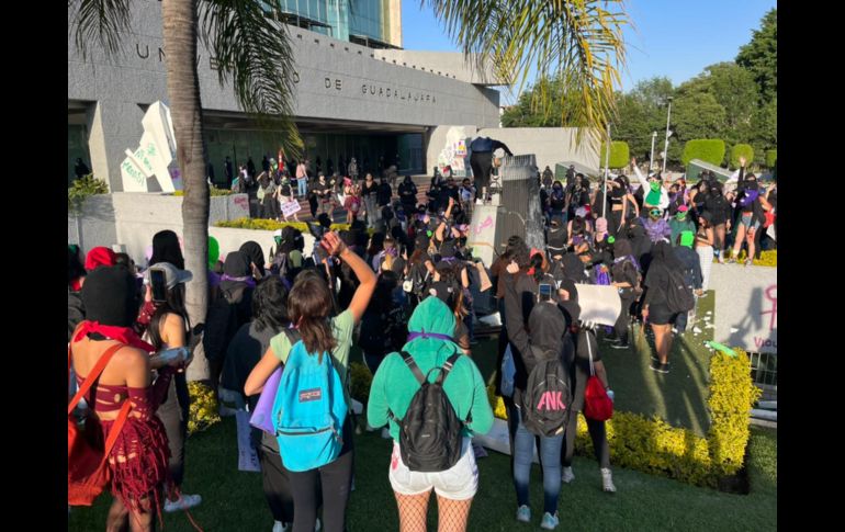 Al momento de pasar por la rectoría de la Universidad de Guadalajara (UdeG), se detuvieron para alzar la voz en contra de la casa de estudios, pues muchas de ellas han sufrido acoso por parte de los docentes. EL INFORMADOR / P. Mendoza