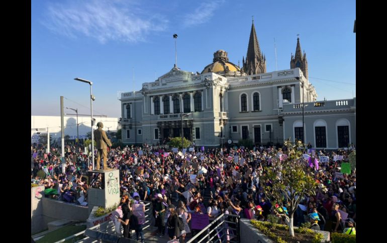 Al momento de pasar por la rectoría de la Universidad de Guadalajara (UdeG), se detuvieron para alzar la voz en contra de la casa de estudios, pues muchas de ellas han sufrido acoso por parte de los docentes. EL INFORMADOR / P. Mendoza