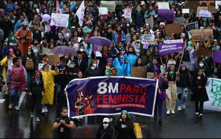 Una marea violeta compuesta de centenares de mujeres marcharon este miércoles por las calles del centro de Quito. EFE