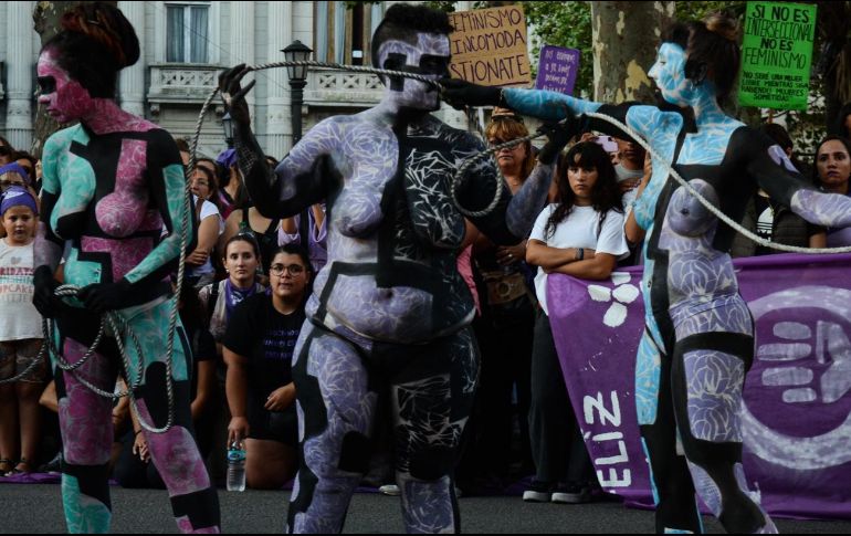 La marcha fue encabezada por las mujeres que están al frente de las ollas y los merenderos populares. EFE