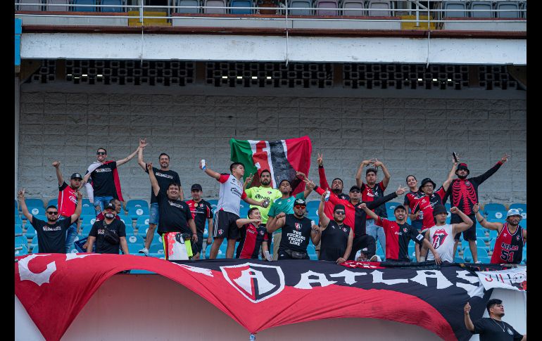 Cerca de 200 aficionados rojinegros se dieron cita a San Preso Sula para apoyar a su equipo. ESPECIAL/Atlas FC
