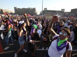 En punto de las 17:32 horas, la vanguardia de la marcha encabezada por el Observatorio Nacional de Feminicidio llegó al Zócalo capitalino, mismo que se comenzó a pintar de morado y a llenar de gente. SUN / C. Mejía