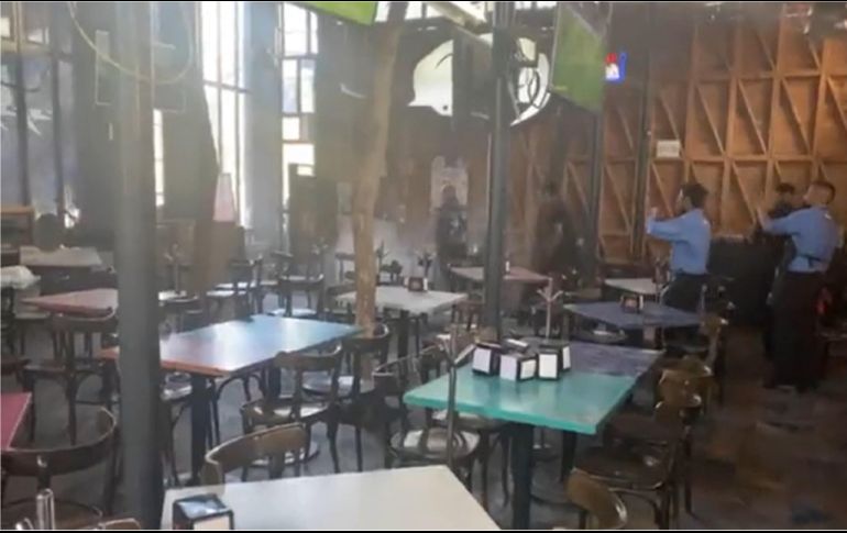 En el metraje también se observa que una mujer rompe uno de los vidrios del lugar con lo que parece ser un tubo. ESPECIAL