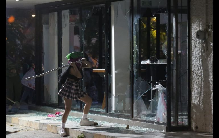 Desde el inicio de la protesta, que salió de la Plaza de la República en la avenida México, las manifestantes comenzaron con destrozos e intervenciones al espacio público, fachadas de inmuebles, banquetas, paradas de autobuses y botes de basura. EL INFORMADOR / C. Zepeda