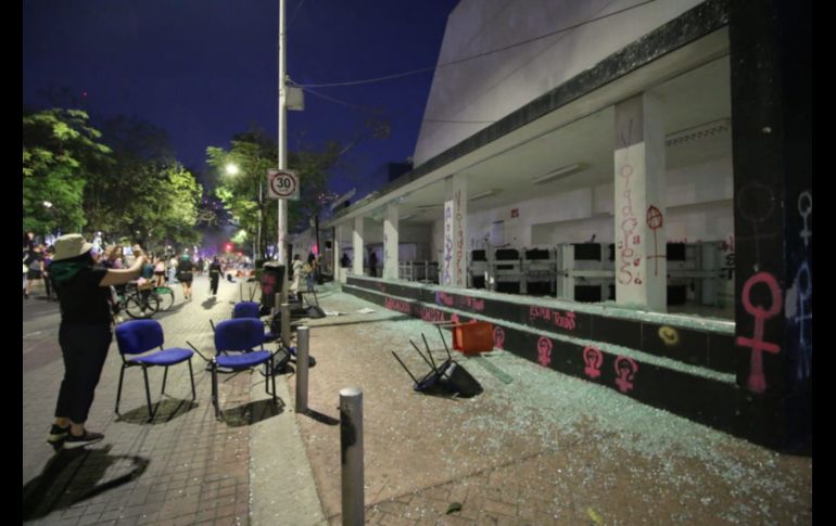 Desde el inicio de la protesta, que salió de la Plaza de la República en la avenida México, las manifestantes comenzaron con destrozos e intervenciones al espacio público, fachadas de inmuebles, banquetas, paradas de autobuses y botes de basura. EL INFORMADOR / C. Zepeda