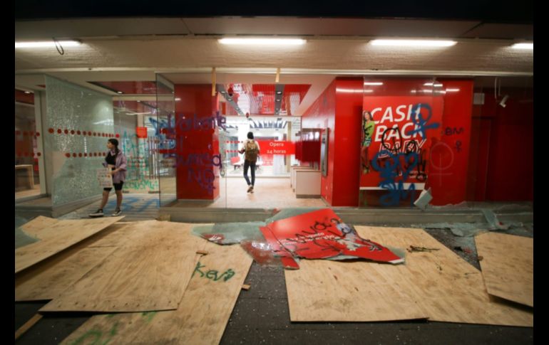 Desde el inicio de la protesta, que salió de la Plaza de la República en la avenida México, las manifestantes comenzaron con destrozos e intervenciones al espacio público, fachadas de inmuebles, banquetas, paradas de autobuses y botes de basura. EL INFORMADOR / C. Zepeda