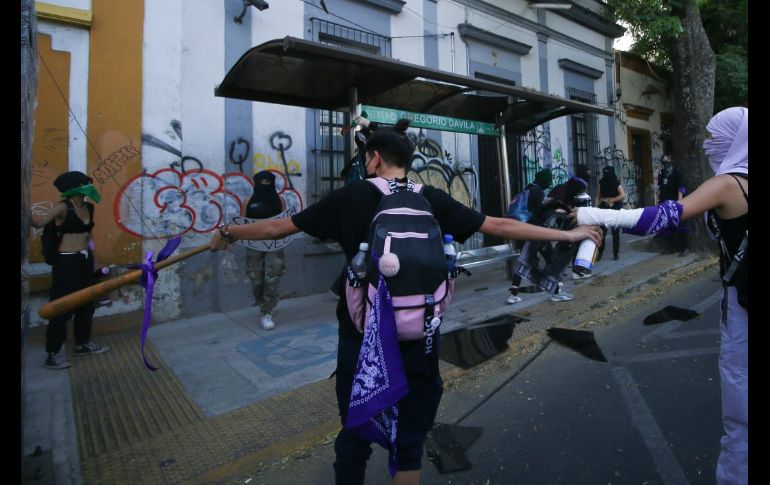 Desde el inicio de la protesta, que salió de la Plaza de la República en la avenida México, las manifestantes comenzaron con destrozos e intervenciones al espacio público, fachadas de inmuebles, banquetas, paradas de autobuses y botes de basura. EL INFORMADOR / C. Zepeda