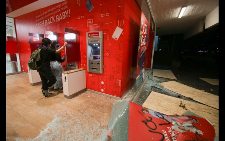 Desde el inicio de la protesta, que salió de la Plaza de la República en la avenida México, las manifestantes comenzaron con destrozos e intervenciones al espacio público, fachadas de inmuebles, banquetas, paradas de autobuses y botes de basura. EL INFORMADOR / C. Zepeda