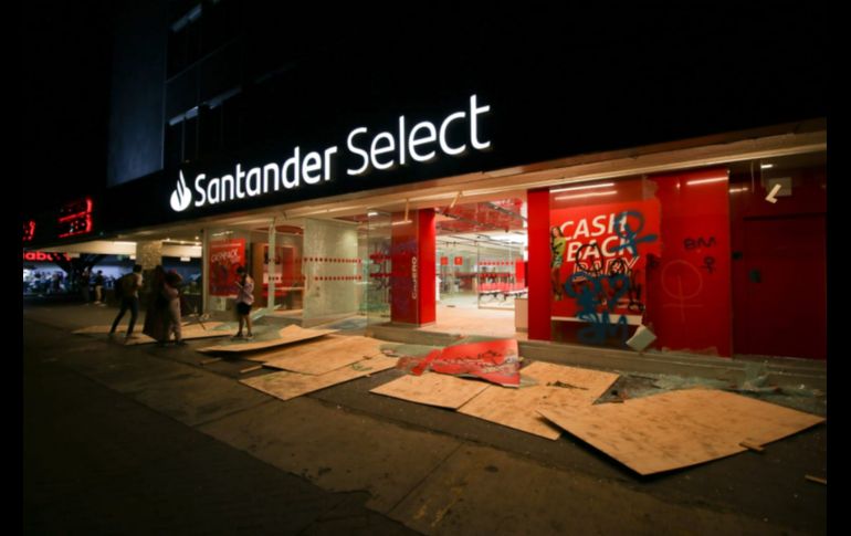 Desde el inicio de la protesta, que salió de la Plaza de la República en la avenida México, las manifestantes comenzaron con destrozos e intervenciones al espacio público, fachadas de inmuebles, banquetas, paradas de autobuses y botes de basura. EL INFORMADOR / C. Zepeda