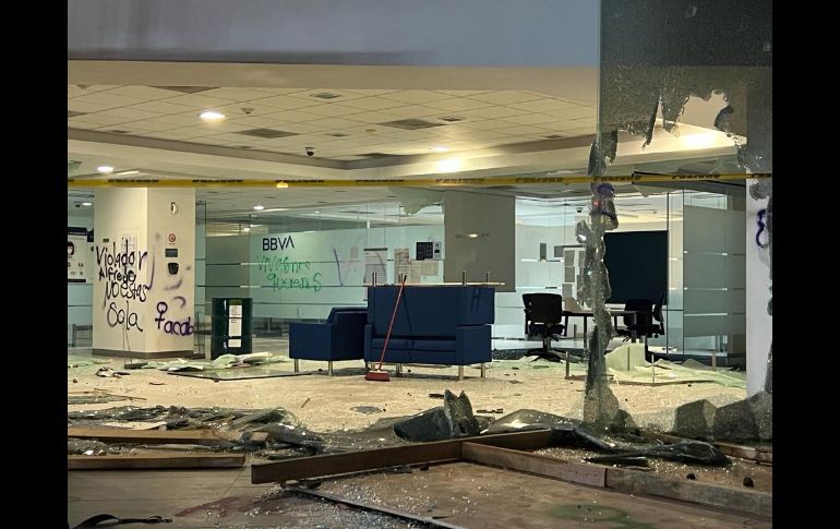 Desde el inicio de la protesta, que salió de la Plaza de la República en la avenida México, las manifestantes comenzaron con destrozos e intervenciones al espacio público, fachadas de inmuebles, banquetas, paradas de autobuses y botes de basura. EL INFORMADOR / A. Navarro