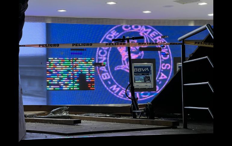 Desde el inicio de la protesta, que salió de la Plaza de la República en la avenida México, las manifestantes comenzaron con destrozos e intervenciones al espacio público, fachadas de inmuebles, banquetas, paradas de autobuses y botes de basura. EL INFORMADOR / A. Navarro