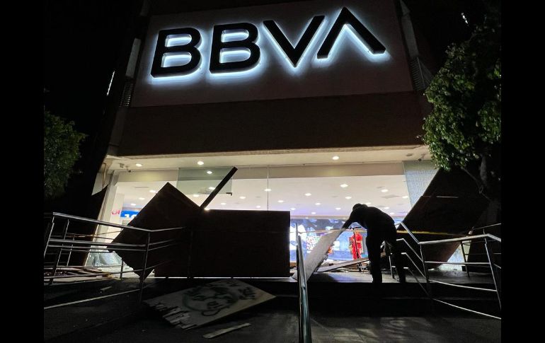 Desde el inicio de la protesta, que salió de la Plaza de la República en la avenida México, las manifestantes comenzaron con destrozos e intervenciones al espacio público, fachadas de inmuebles, banquetas, paradas de autobuses y botes de basura. EL INFORMADOR / A. Navarro