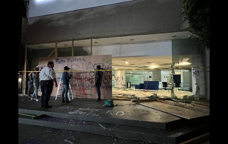 Desde el inicio de la protesta, que salió de la Plaza de la República en la avenida México, las manifestantes comenzaron con destrozos e intervenciones al espacio público, fachadas de inmuebles, banquetas, paradas de autobuses y botes de basura. EL INFORMADOR / A. Navarro