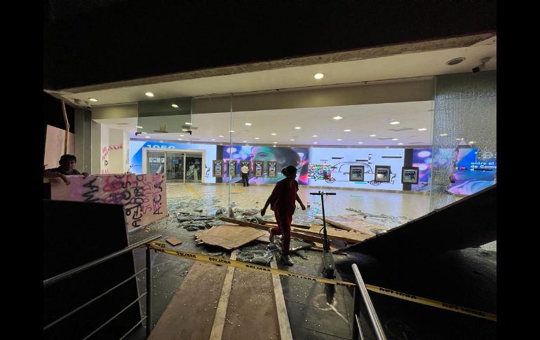 Desde el inicio de la protesta, que salió de la Plaza de la República en la avenida México, las manifestantes comenzaron con destrozos e intervenciones al espacio público, fachadas de inmuebles, banquetas, paradas de autobuses y botes de basura. EL INFORMADOR / A. Navarro