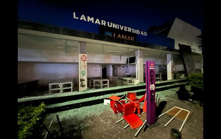 Desde el inicio de la protesta, que salió de la Plaza de la República en la avenida México, las manifestantes comenzaron con destrozos e intervenciones al espacio público, fachadas de inmuebles, banquetas, paradas de autobuses y botes de basura. EL INFORMADOR / A. Navarro