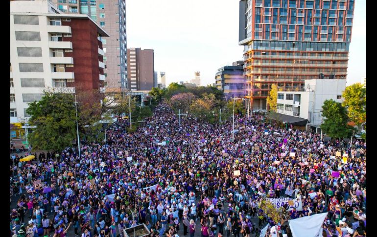 A las 19:00 horas, la Glorieta de las y los Desaparecidos está repleta, se terminó el trayecto de la ruta convocada por Yo Voy 8M. Entre las peticiones se escuchan algunas relacionadas con parar la violencia de género. EL INFORMADOR / A. Navarro