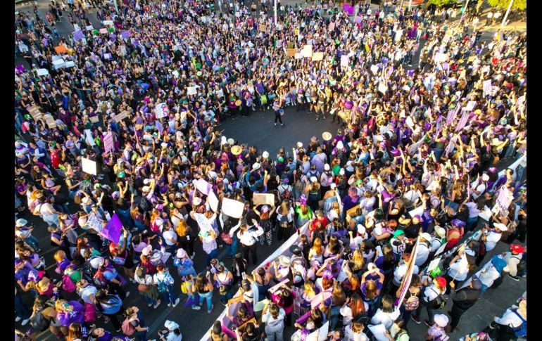 A las 19:00 horas, la Glorieta de las y los Desaparecidos está repleta, se terminó el trayecto de la ruta convocada por Yo Voy 8M. Entre las peticiones se escuchan algunas relacionadas con parar la violencia de género. EL INFORMADOR / A. Navarro
