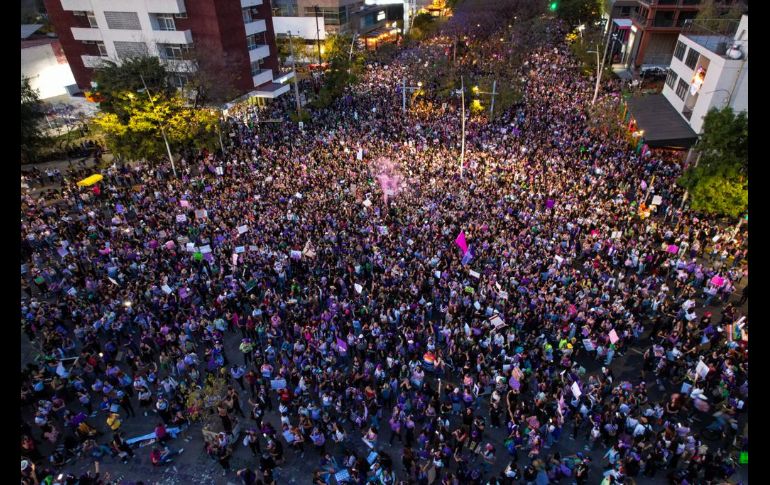 A las 19:00 horas, la Glorieta de las y los Desaparecidos está repleta, se terminó el trayecto de la ruta convocada por Yo Voy 8M. Entre las peticiones se escuchan algunas relacionadas con parar la violencia de género. EL INFORMADOR / A. Navarro