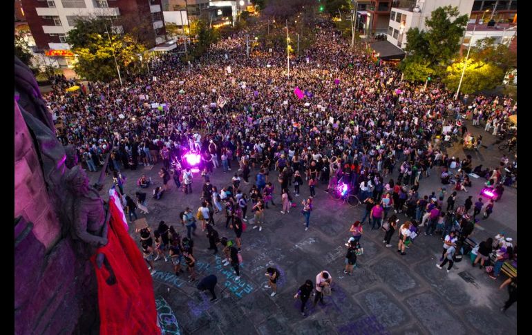 A las 19:00 horas, la Glorieta de las y los Desaparecidos está repleta, se terminó el trayecto de la ruta convocada por Yo Voy 8M. Entre las peticiones se escuchan algunas relacionadas con parar la violencia de género. EL INFORMADOR / A. Navarro