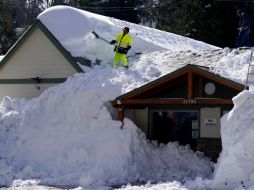 La nieve acumulada rebasó las ventanas del primer nivel de muchas viviendas. AP