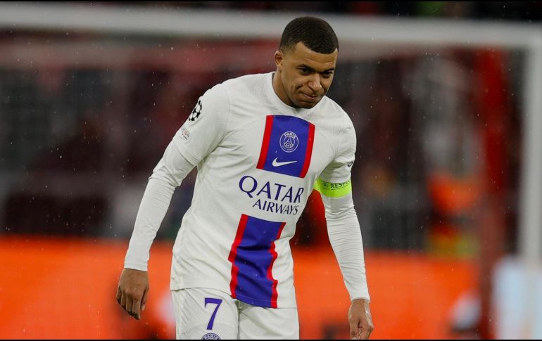 Kylian Mbappé dice que no es momento para pensar si seguirá o no en el PSG, pues esta temporada el equipo aún tiene un trofeo en disputa. EFE/R. Wittek