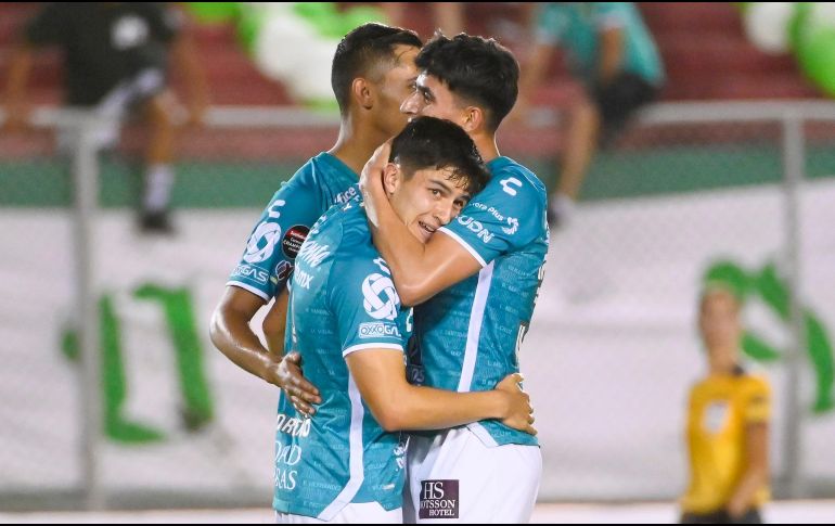 Iván Jared Moreno (al frente) fue el anotador del único tanto del partido, con el que el cuadro esmeralda se trae cierta tranquilidad para afrontar la vuelta la próxima semana en su casa. IMAGO7/S. Laureano