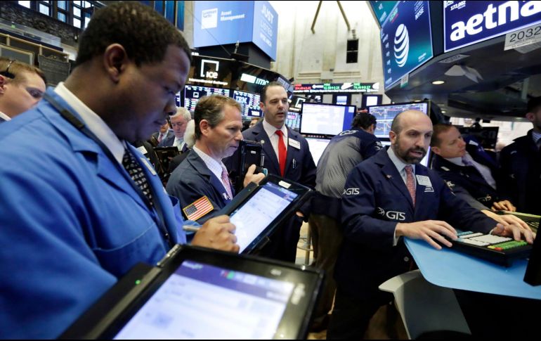 Los dos sectores que amanecían con pérdidas eran el financiero y el inmobiliario, con un descenso del 0.57 y 0.15 %, respectivamente. AP/ARCHIVO