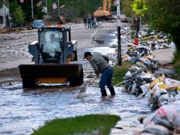 Eesidentes de Red Lodge, Montana, limpian lodo, agua y escombros tras una de las multiples inundaciones causadas por 