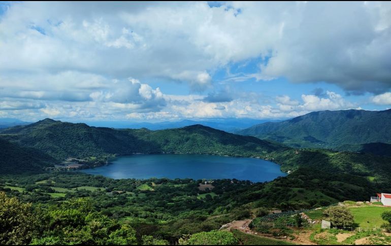 Desde el mirador, la laguna de Santa María del Oro luce espectacular. EL INFORMADOR/I. Ortega