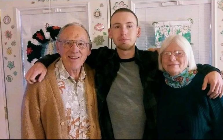 Jerry Jouret (izquierda) con su esposa Sharon (derecha) y su nieto Christian (centro). CHRISTIAN JOURET