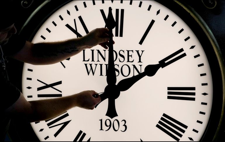 Un sondeo halló que sólo el 25% de los encuestados estaba a favor del cambio de horario en EU, con una ligera tendencia inclinada a favor de la hora estándar. AP/ARCHIVO