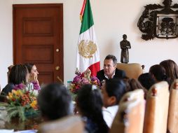 En una mesa de trabajo realizada ayer con representantes de colectivos, coordinado por DIF Guadalajara, continúan los trabajos para que las y los familiares reciban atención y paquetes alimentarios. ESPECIAL / Gobierno de Guadalajara